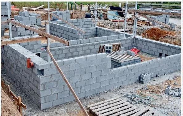 Jaką zaprawę do murowania bloczków betonowych wybrać, by nie żałować?
