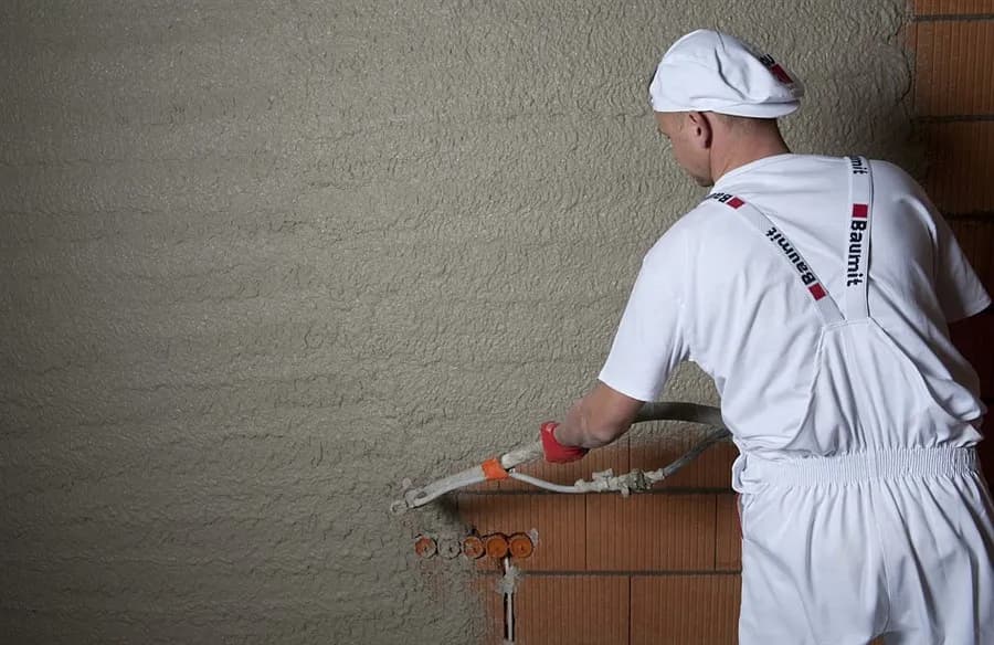 Czy gruntować tynki cementowo-wapienne przed szpachlowaniem? Dowiedz się!