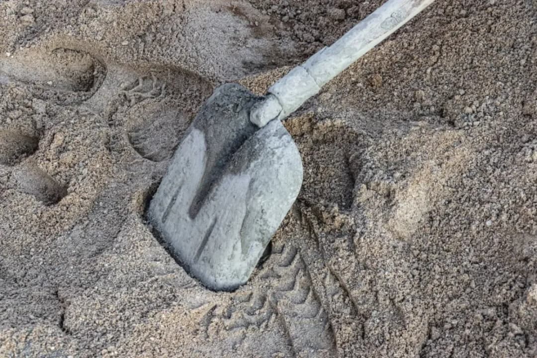 Ile łopat piasku na worek cementu pod kostkę – uniknij błędów w mieszance