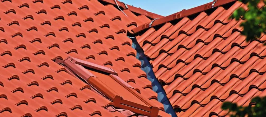 Czy dachówki się przykręca? Odkryj najlepsze metody mocowania dachów