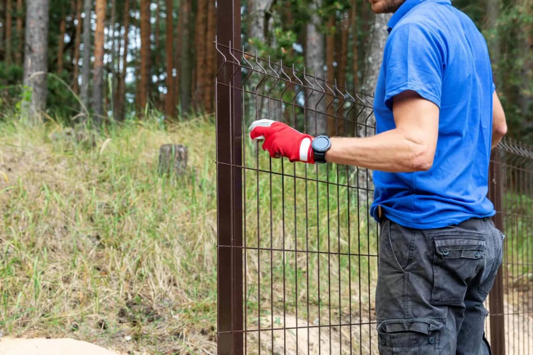 Ile kosztuje ogrodzenie działki? Sprawdź ceny i wybierz najlepiej