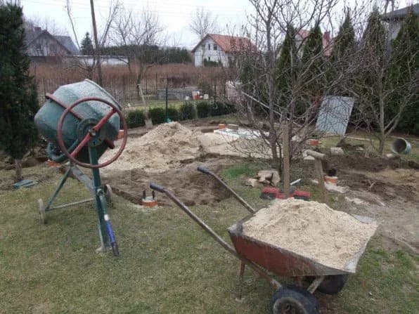 Ile cementu na taczke betonu? Proporcje i praktyczne wskazówki