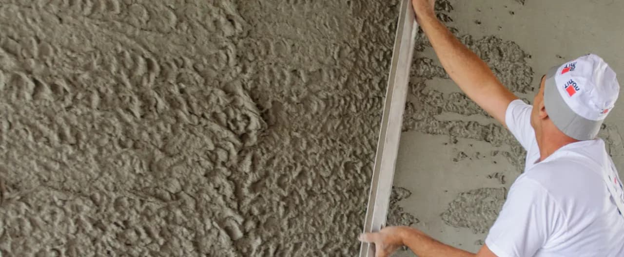Jaki cement do tynkowania? Wybierz najlepszy materiał do tynku