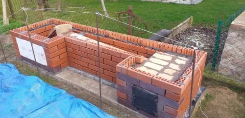 Jaką zaprawę do murowania wędzarni wybrać, aby uniknąć błędów?